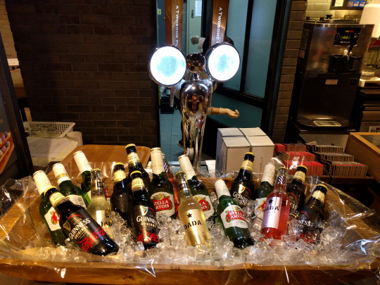 서울 신사동 가로수길에 위치한 투썸플레이스에서 판매하는 생맥주를 진열해 놓은 모습.